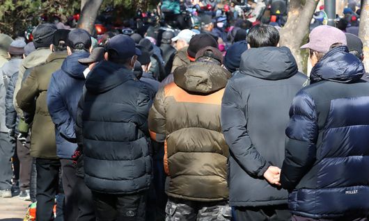 대구 달서구의 한 무료급식소에서 노인들이 줄지어 점심 배식을 기다리고 있다. 뉴스1