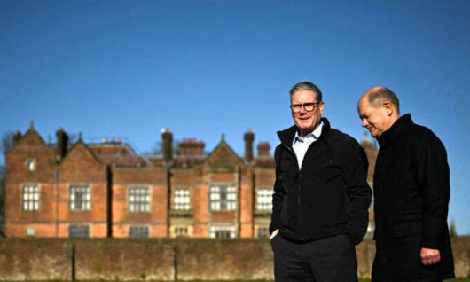 2일(현지시간) 영국 총리 별장 체커스에서 영·독 정상회담을 마친 키어 스타머 영국 총리(왼쪽)와 올라프 숄츠 독일 총리가 함께 체커스의 정원을 산책하고 있다. AFP연합뉴스