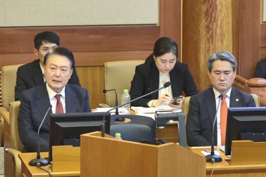 윤석열 대통령이 4일 서울 종로구 헌법재판소에서 열린 본인의 탄핵심판 5차 변론에 피청구인으로 출석해 발언하고 있다. 헌법재판소 제공