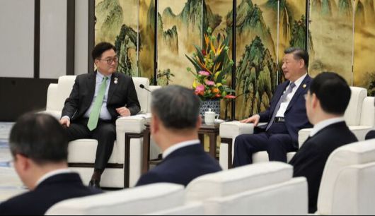 우원식 국회의장(왼쪽)이 7일 중국 헤이룽장성 하얼빈시 타이양다오호텔에서 시진핑 중국 국가주석을 접견하고 있다. 국회의장실 제공