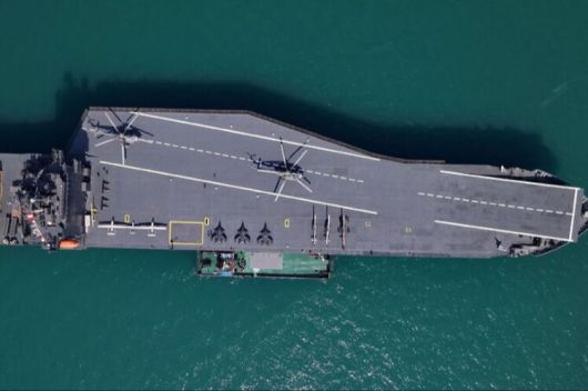 이란 혁명수비대(IRGC)가 6일(현지시간) 공개한 드론 항공모함 ‘샤히드 바게리’, 드론 60여대를 실을 수 있는 것으로 알려져 있다. IRGC·AFP연합뉴스