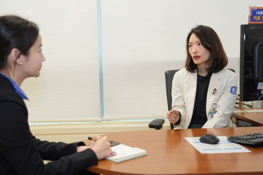 지난 5일 서울 서초구 서울성모병원에서 윤영아 소아청소년과 교수가 인터뷰하고 있다. 서울성모병원 제공