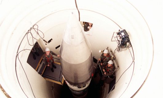 미국 ICBM 미니트맨 사일로에서 엔지니어들이 미니트맨을 정비하던 도중 기념촬영을 하고 있다. 미 공군 제공