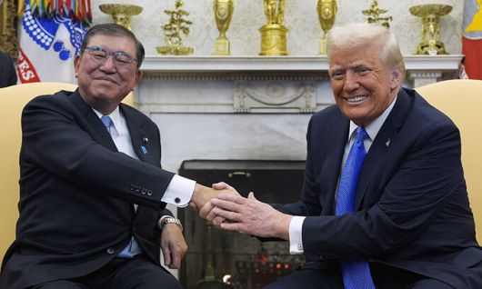 이시바 시게루(왼쪽) 일본 총리와 도널드 트럼프 미국 대통령이 7일(현지시간) 백악관 집무실에서 회담하면서 악수하고 있다. AP뉴시스