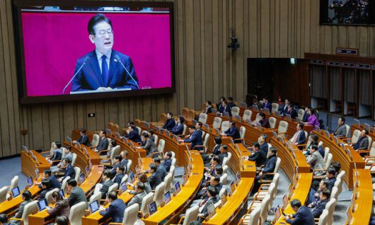 국민의힘 의원들이 10일 서울 여의도 국회 본회의장에서 이재명 더불어민주당 대표의 교섭단체 대표연설을 듣고 있다. 뉴스1