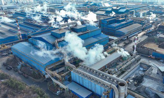 철강업계 안갯속 도널드 트럼프 미국 대통령이 9일(현지시간) 미국으로 수입되는 모든 철강과 알루미늄 제품에 대한 25% 추가 관세 부과를 발표한 다음 날인 10일 인천 동구에 있는 현대제철 인천공장 굴뚝에서 흰 연기가 나오고 있다. 인천=최상수 기자