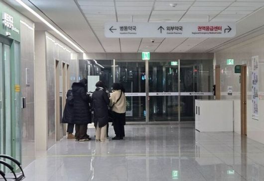 10일 오후 대전의 한 초등학교에서 교사가 휘두른 흉기에 숨진 8살 학생이 이송된 대학병원 응급실. 대전=뉴스1