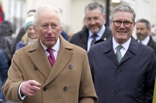 찰스 3세 영국 국왕(왼쪽)이 10일(현지시간) 키어 스타머 총리와 함께 잉글랜드 남서부의 난슬레단 주택 단지를 방문해 대화를 나누고 있다. 국왕의 정치 개입이 금지된 입헌군주제 국가인 영국에서 국왕이 참석하는 왕실 행사에 정부 수반인 총리가 함께한 것은 매우 이례적이다. AP연합뉴스