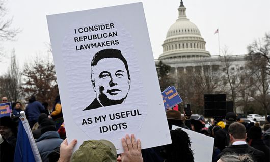 “머스크 이해 충돌” 美 공무원 노조 시위 11일(현지시간) 미국 워싱턴 국회의사당 앞에서 미국 내 최대 공무원 노동조합인 연방공무원노조가 일론 머스크 테슬라 최고경영자(CEO)의 얼굴이 그려진 피켓을 들고 연방정부 인력 감축에 반대하는 시위를 벌이고 있다. 이들은 정부효율부(DOGE) 수장인 머스크가 과도한 영향력을 행사하고 있으며 이해충돌 우려가 있다고 연일 비판의 목소리를 높이고 있다. 워싱턴=로이터연합뉴스