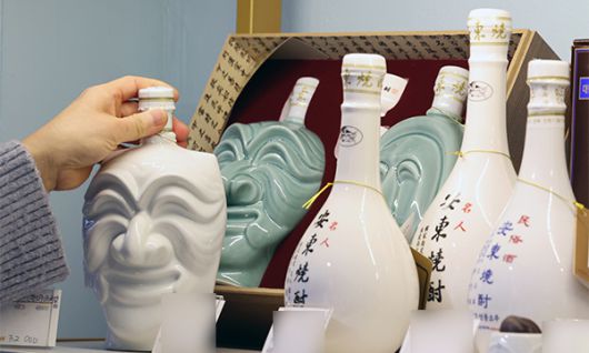 12일 한 전통주판매점에 전통주가 진열돼 있다. 뉴스1