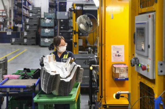 3일 캐나다 온타리오주 우드브리지에 위치한 한 자동차 부품 제조 공장에서 직원이 작업하고 있다. 이 공장은 캐나다와 미국 공장에 자동차 부품을 공급한다. AP연합뉴스