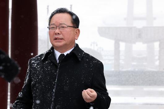 7일 김부겸 전 국무총리가 광주 북구 운정동 국립5.18민주묘지를 찾아 취재진의 질문에 답하고 있다. 연합뉴스