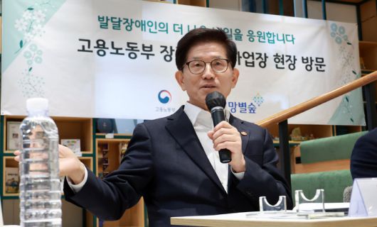 김문수 고용노동부 장관이 경기 용인시 희망별숲에서 열린 현장 간담회에서 발언하고 있다. 연합뉴스