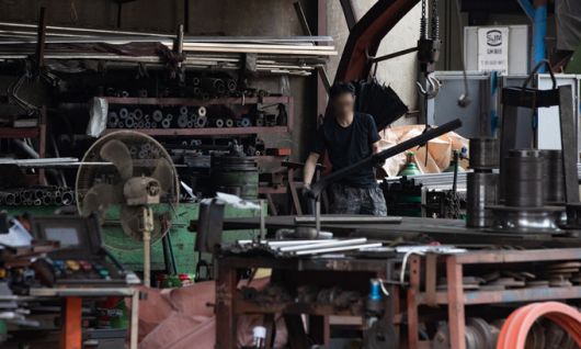 서울 영등포구 문래동 철공소 밀집 지역의 한 금속 제조·가공 업체에서 업주가 업무를 보고 있다. 뉴시스
