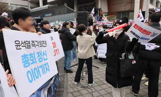 지난 15일 서울 관악구 서울대학교 학생회관 앞에서 탄핵 반대 집회를 하려던 학생과 시민들이 집회 장소를 내주지 않는 탄핵 찬성 재학생 및 동문에게 항의하고 있다. 연합뉴스