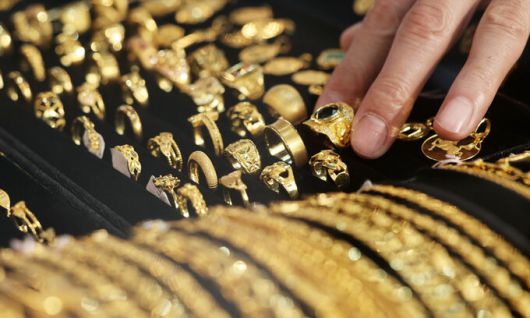 16일 서울 종로구의 한 귀금속도매상점에서 직원이 금 제품을 정리하고 있다. 뉴스1