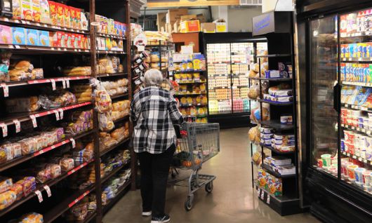 미국 뉴욕의 한 마트에서 시민들이 장을 보고 있다. AFP연합뉴스