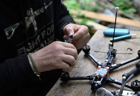 우크라이나 군인이 1인칭 시점(FPV) 드론을 조립하고 있다. AFP연합뉴스