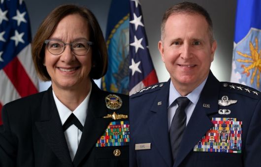 리사 프란체티 전 미국 해군참모총장(왼쪽)과 제임스 슬라이프 전 공군참모차장. 두 사람은 21일(현지시간) 도널드 트럼프 대통령에 의해 전격 경질됐다. 프란체티는 과거 주한미군 해군 사령관, 슬라이프는 주한미군 및 유엔군사령부 참모장을 각각 지냈다. 미 국방부 홈페이지