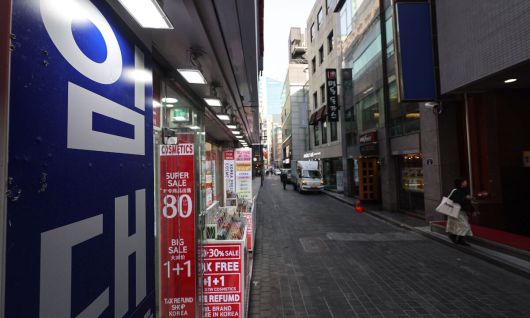 25일 서울 중구 명동 상가밀집 거리가에 임대문의가 게시된 모습. 뉴스1