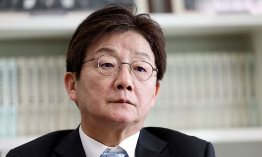 국민의힘 유승민 전 의원이 지난 24일 서울 용산구 세계일보 사옥에서 진행한 인터뷰에서 계엄·탄핵 정국에 대한 생각과 보수가 앞으로 나아가야 할 방향 등 현안에 대한 견해를 밝히고 있다. 허정호 선임기자