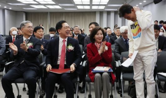 26일 서울 명동 YWCA에서 열린 신평 변호사 출판기념회에서 한국사 강사 전한길씨(오른쪽)가 신평 변호사(왼쪽부터), 국민의힘 김기현, 나경원 의원 등 참석자들에게 인사하고 있다. 연합뉴스