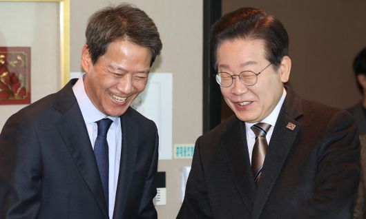 담소 이재명 더불어민주당 대표(오른쪽)와 임종석 전 대통령 비서실장이 27일 서울 여의도 식당에서 오찬 회동을 위해 만나 담소를 나누고 있다. 국회사진기자단