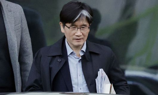 오동운 공수처장이 경기 과천시 공수처 청사에서 나와 이동하고 있다. 뉴시스