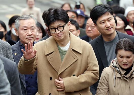 한동훈 국민의힘 전 대표가 지난 2일 서울 종로구 나온 씨어터에서 제2연평해전을 다룬 공연 '바다는 비에 젖지 않는다'를 관람하기 위해 이동하며 지지자들과 인사를 하고 있다. 공동취재사진