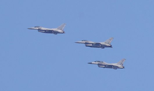 6일 경기 포천시 승진훈련장에서 열린 2025년 전반기 한미연합 수도기계화보병사단(수기사) 통합화력 실사격 훈련에서 KF-16이 기동하고 있다. 연합뉴스