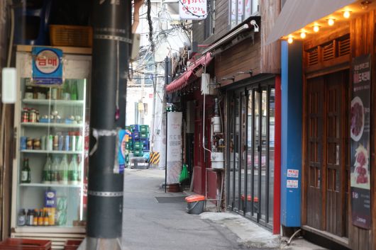 지난 25일 서울시내 한 음식점 골목이 한산한 모습을 보이고 있다. 뉴시스