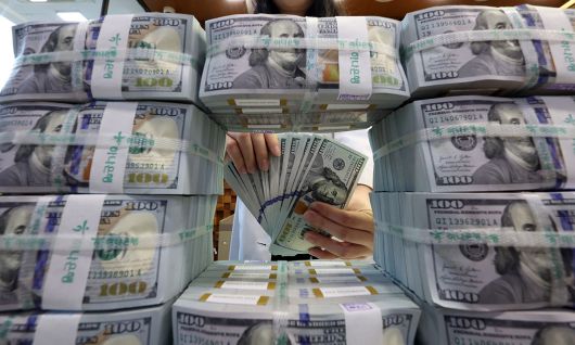 6일 서울 중구 명동 하나은행 위변조대응센터에서 직원이 달러를 정리하고 있다. 뉴스1