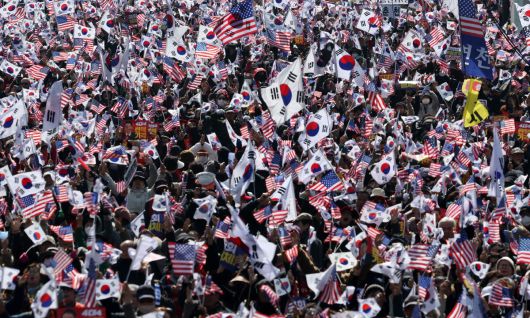 법원의 윤석열 대통령 구속 취소 결정 이후 첫 주말인 8일 오후 광화문 광장 일대에서 열린 자유통일을 위한 국민대회에서 참가자들이 윤 대통령 탄핵 기각을 촉구하고 있다. 뉴스1