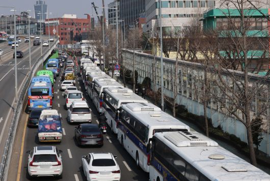 9일 서울 용산구 윤석열 대통령 관저 앞이 경찰 차벽으로 둘러쌓여 있다. 지난 8일 법원의 구속취소 청구 인용으로 구속됐던 윤석열 대통령이 체포된 후 52일 만에 석방됐다. 뉴스1