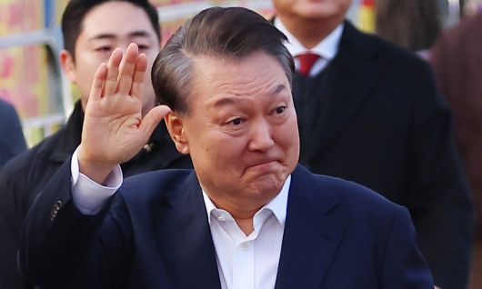 만감이 교차 법원의 구속취소 결정에 검찰이 즉시항고를 포기하면서 풀려난 윤석열 대통령이 8일 오후 경기 의왕 서울구치소를 나서면서 경호 차량에서 내려 지지자들에게 손인사를 건네고 있다. 체포 52일, 구속기소 41일 만에 자유의 몸이 된 그의 얼굴 표정에 격한 감정이 그대로 배어 있다. 의왕=연합뉴스