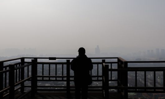 서울의 대기가 초미세·미세먼지 나쁨을 기록하고 있는 10일 서울 남산을 찾은 시민들이 전망대에서 뿌연 대기에 잠긴 서울 시내를 바라보고 있다. 연합뉴스