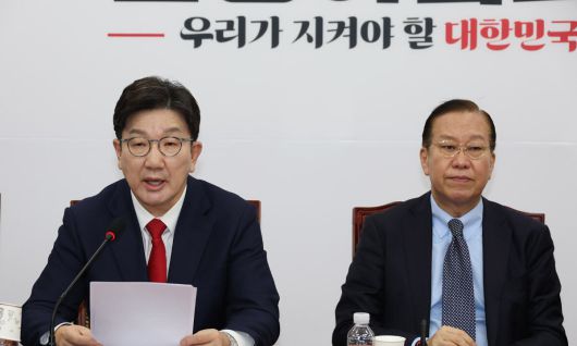 권성동 국민의힘 원내대표가 10일 오전 서울 여의도 국회에서 열린 비상대책위원회의에서 발언하고 있다. 오른쪽은 권영세 비대위원장. 뉴스1