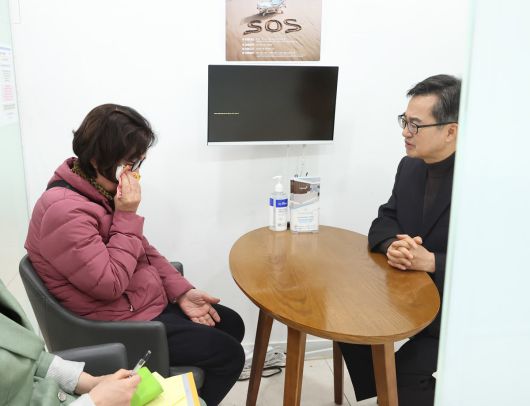 김동연 경기도지사(오른쪽)가 이달 7일 수원의 한 요양병원에서 ‘간병 SOS 프로젝트’의 수혜자를 만나 대화하고 있다. 경기도 제공