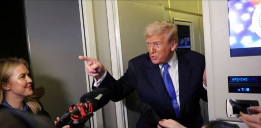 도널드 트럼프 미국 대통령이 9일(현지시간) 대통령 전용기인 에어포스1 안에서 기자들에게 말하고 있다. 메릴랜드=로이터연합뉴스