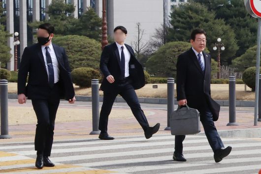 최근 신변 위협 우려가 제기된 더불어민주당 이재명 대표가 17일 경호원들의 보호를 받으며 서울 여의도 국회 경내를 걷고 있다. 연합뉴스