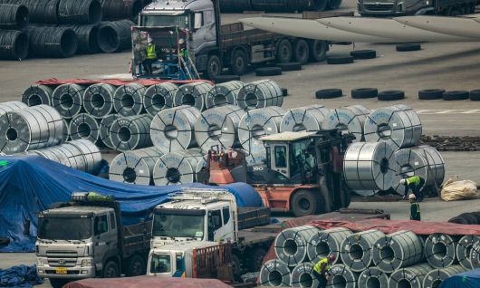 지난 12일 경기 평택시 평택항에 철강 제품들이 쌓여 있다. 뉴시스