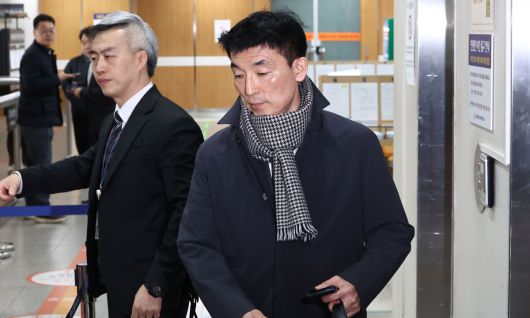 17일 서울 서초구 서울중앙지방법원에서 김용현 전 국방부 장관의 변호인인 이하상 변호사가 내란죄 관련 첫 공판을 위해 법정으로 향하고 있다. 연합뉴스