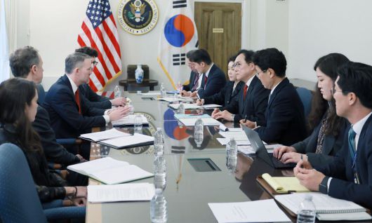 정인교 산업통상자원부 통상교섭본부장이 지난 14일(현지시간) 오전 미국 워싱턴 D.C. 미국 무역대표부에서 제이미슨 그리어 미국 무역대표부 대표와 면담하고 있다. 산업통상자원부 제공