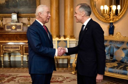 17일(현지시간) 영국 런던 버킹엄궁에서 찰스 3세 영국 국왕(왼쪽)이 마크 카니 신임 캐나다 총리와 만나 인사를 나누고 있다. AFP연합뉴스