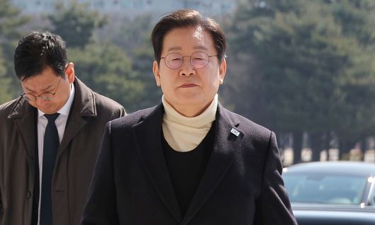 더불어민주당 이재명 대표가 19일 방탄복을 입은 채 국회 본청으로 들어서고 있다. 연합뉴스