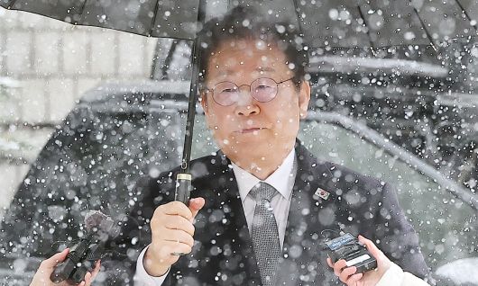 이재명 더불어민주당 대표가 4일 서울 서초구 서울중앙지방법원에서 열린 '대장동·위례·성남FC·백현동 의혹' 관련 특정범죄가중처벌등에관한법률위반(뇌물) 혐의 공판에 출석하고 있다. 뉴스1