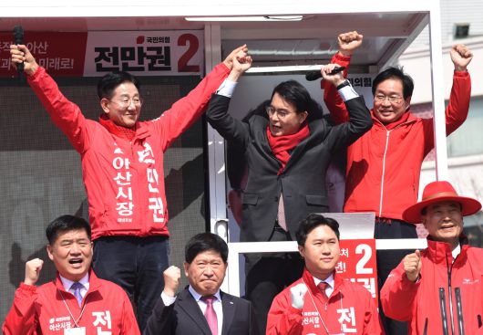 전만권 후보 출정식 지원유세에 나선 국민의힘 관계자들. 왼쪽부터 전만권 후보, 윤상현 의원(인천 동구미추홀구을), 김영석 충남도당위원장.