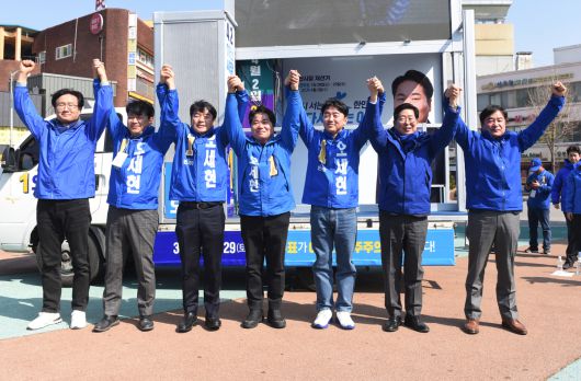 오세현 후보 출정식 지원유세에 나선 민주당 국회의원과 당직자들. 왼쪽부터 신현성 보령서천위원장, 복기왕·문진석 의원, 오세현 후보, 강훈식 의원, 양승조 전 충남도지사, 조한기 서산·태안 당협위원장.