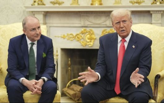 지난 12일(현지시간) 미국 백악관을 방문한 미할 마틴 아일랜드 총리(왼쪽)와 도널드 트럼프 미국 대통령이 정상회담을 시작하기 전 취재진과 일문일답을 나누고 있다. AP연합뉴스