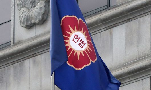 서울 종로구 헌법재판소에 깃발이 휘날리고 있다. 뉴시스